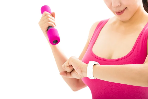 Mujer joven mirando deportes reloj inteligente — Foto de Stock