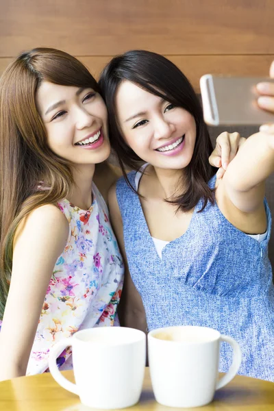 Novias felices tomando una selfie en la cafetería — Foto de Stock