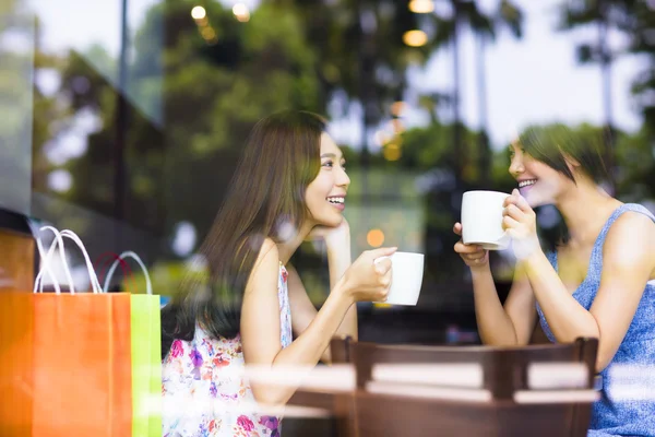 Due giovani donne in chat in una caffetteria — Foto Stock