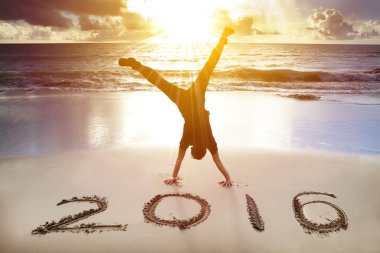 mutlu yeni yıl 2016. genç adam amut sahilde