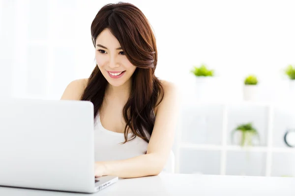 Jovem sorrindo mulher asiática com laptop — Fotografia de Stock