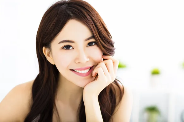 Portret van aantrekkelijke jonge glimlachende vrouw — Stockfoto