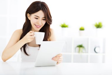 Tablet pc ile genç gülümseyen kadın