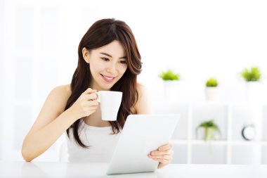 Tablet pc ile genç gülümseyen kadın