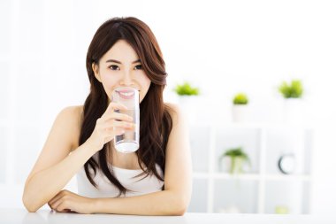 Temiz su ile genç çekici kadın