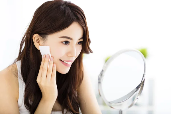 Beautiful  young woman cleaning her face with cotton — Stock Photo, Image