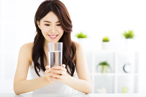 Mujer atractiva joven con agua limpia — Foto de Stock