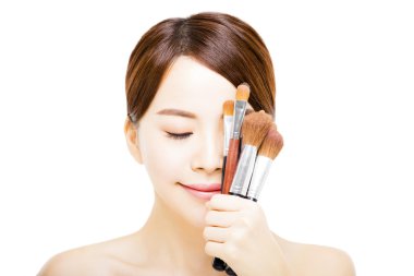 Makyaj fırça ile genç güzel kadın