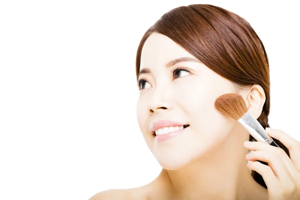Jovem mulher bonita com escova de maquiagem — Fotografia de Stock