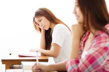 Sınıfta depresif kız öğrenci studiyng