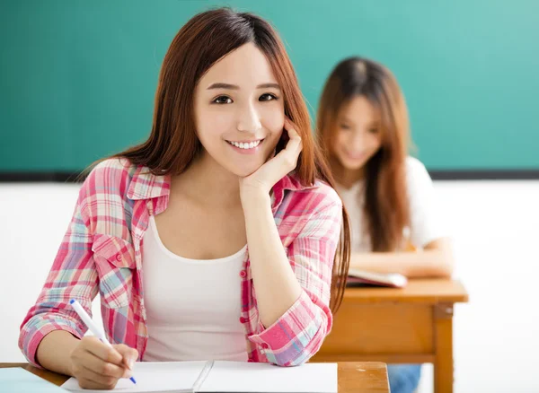 Sorridente Giovane studente con gli altri in classe — Foto Stock