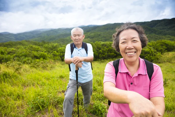 Счастливая пожилая пара, прогуливающаяся по горам — стоковое фото