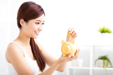 Mutlu genç bayan piggy banka tasarruf