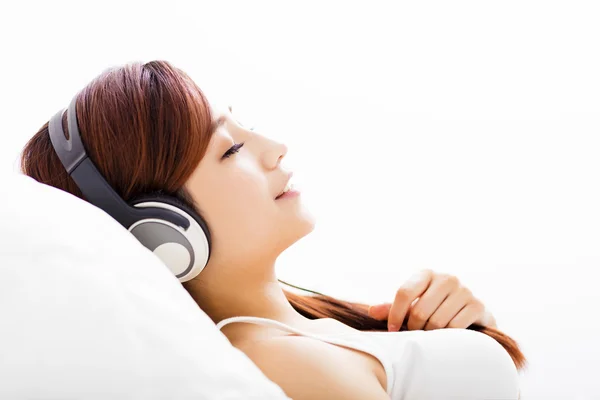 Mujer joven y relajada con auriculares escuchando música —  Fotos de Stock