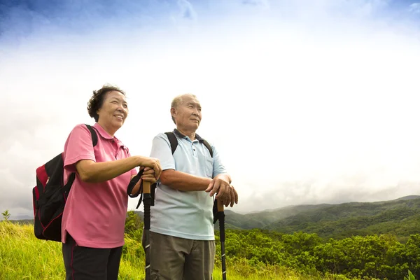 幸福的高级夫妇在山上徒步旅行 — 图库照片