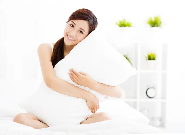 Smiling young asian woman  on the bed — Stock Photo, Image