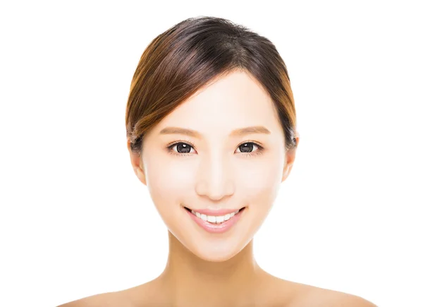 Gyönyörű fiatal, mosolygós nő tiszta arccal — Stock Fotó