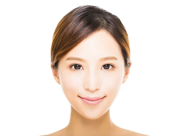 きれいな顔と美しい若い笑顔の女性 — ストック写真