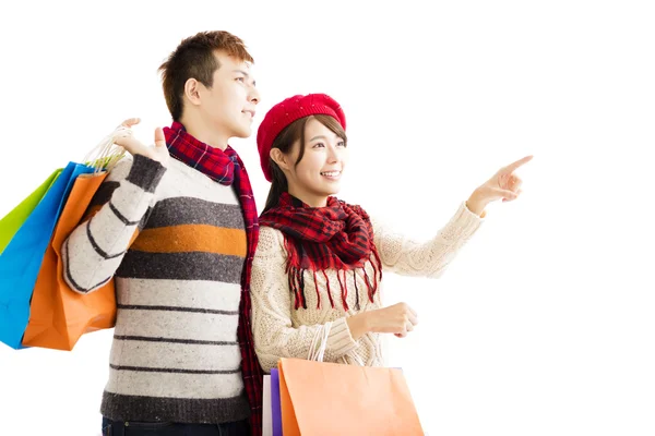 Couple heureux faisant du shopping avec vêtements d'hiver — Photo