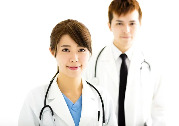 Улыбающиеся врачи мужского и женского пола, стоящие вместе — стоковое фото