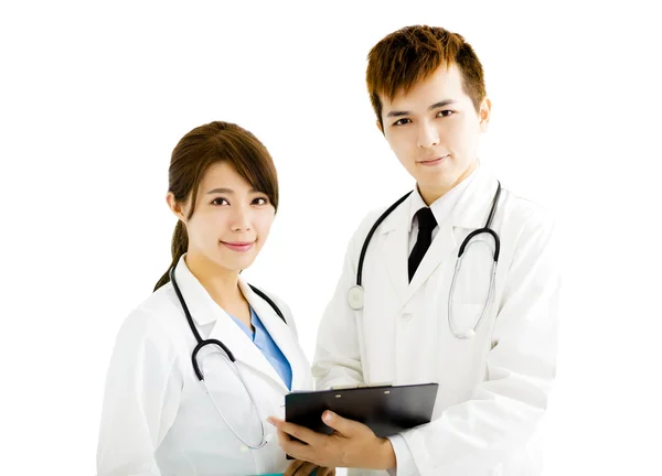 Médicos sonrientes hombres y mujeres de pie juntos — Foto de Stock