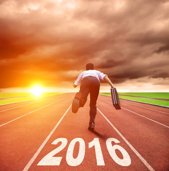 Boldog új évet 2016. fiatal férfi fut a háttérben napkelte — Stock Fotó