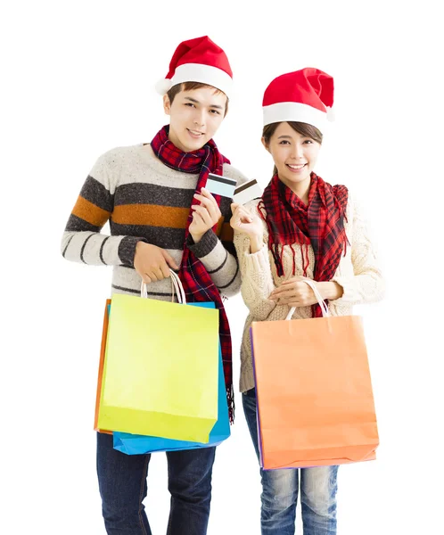 Νεαρό ζευγάρι με τσάντες αγορών και πιστωτική κάρτα για τα Χριστούγεννα — Φωτογραφία Αρχείου