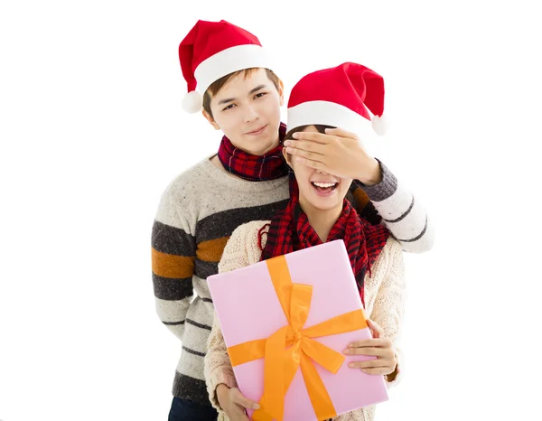 Pareja joven con caja de regalo para vacaciones de Navidad —  Fotos de Stock