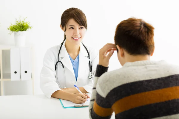 Kadın doktor ofisinde hastayla konuşuyor — Stok fotoğraf