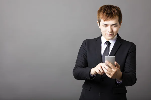 Jungunternehmer checkt Nachricht am Telefon — Stockfoto