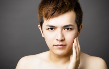 Yakın plan genç Asyalı yakışıklı adam yüzü