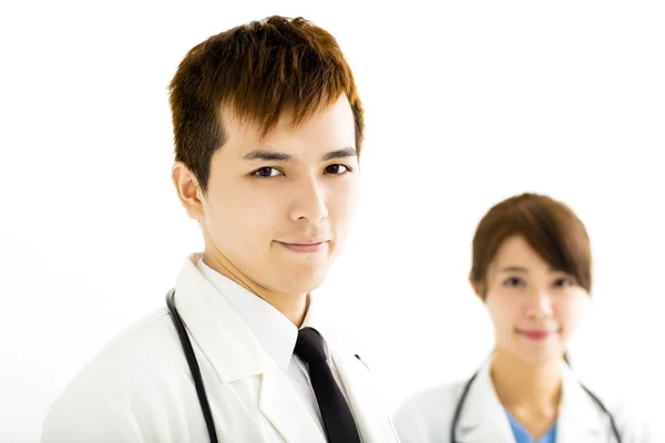 Médicos sonrientes hombres y mujeres de pie juntos —  Fotos de Stock