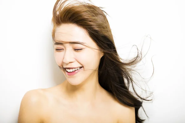 Молодая женщина с движением волос на белом фоне — стоковое фото