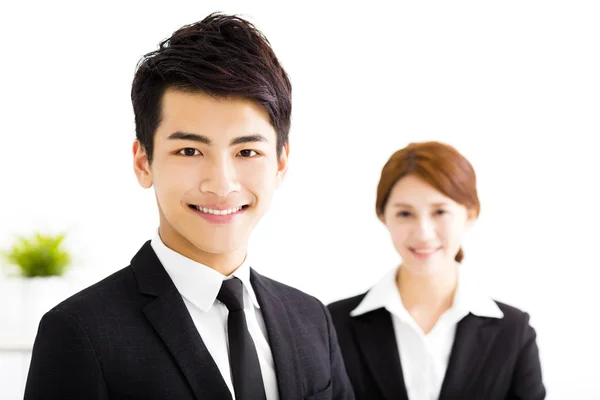 Feliz hombre y mujer de negocios de pie en la oficina — Foto de Stock