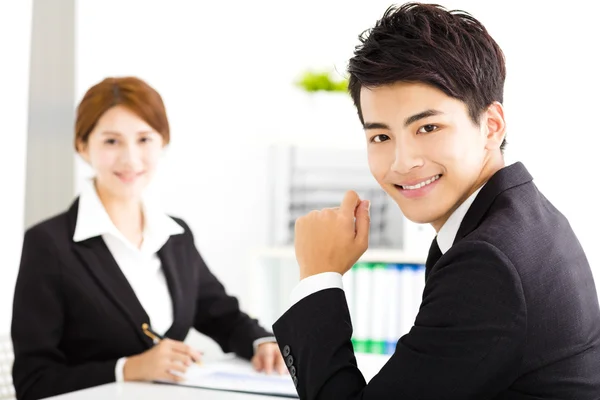 Felice uomo e donna d'affari che lavorano in ufficio — Foto Stock