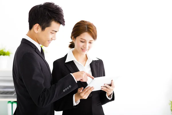 Patrząc na biznes dokument w tabletce partnerów biznesowych — Zdjęcie stockowe