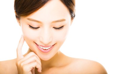 güzel genç gülümseyen kadın temiz yüzü ile