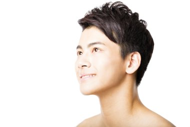 Çekici genç adamın yakın plan portresi.