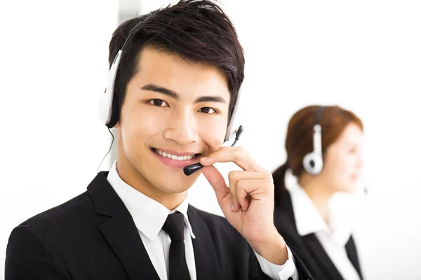 Junge Geschäftsleute arbeiten mit Headset im Büro — Stockfoto