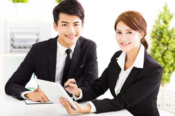 Felice uomo e donna d'affari che lavorano in ufficio — Foto Stock