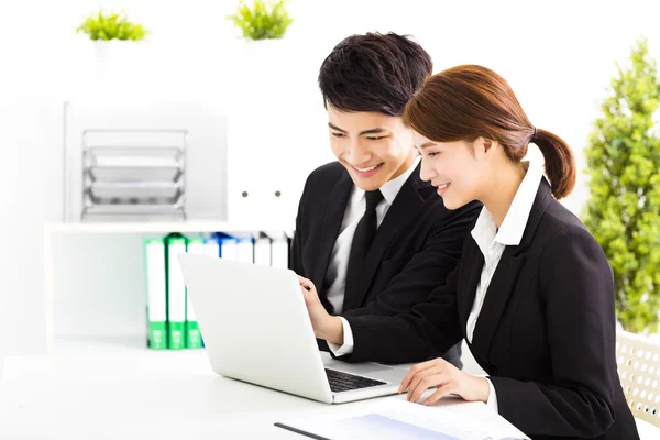 Happy business man och kvinna som arbetar på kontor — Stockfoto