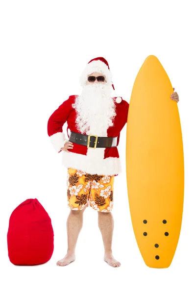 Glücklich Weihnachtsmann stehend mit Surfbrett — Stockfoto