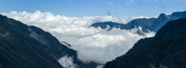 Bulutlu dağ zirvesinin havadan görünüşü