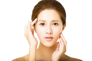 güzel genç gülümseyen kadın temiz yüzü ile