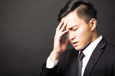 Depresyon siyah arka plan ile işadamı