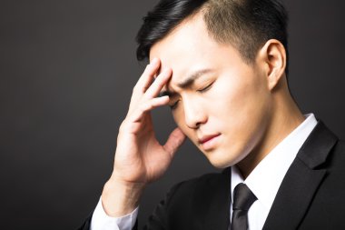 Depresyon siyah arka plan ile işadamı