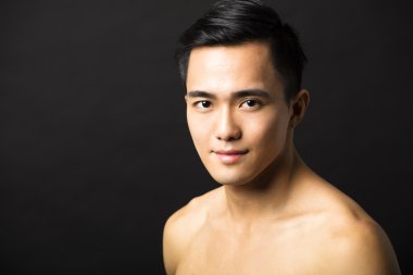 Çekici genç adamın yakın plan portresi.