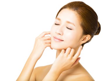 Yakından gülümseyen güzel bir kadın yüzü.