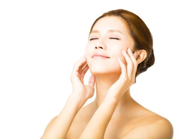 Yakından gülümseyen güzel bir kadın yüzü.