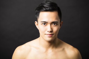 Çekici genç adamın yakın plan portresi.